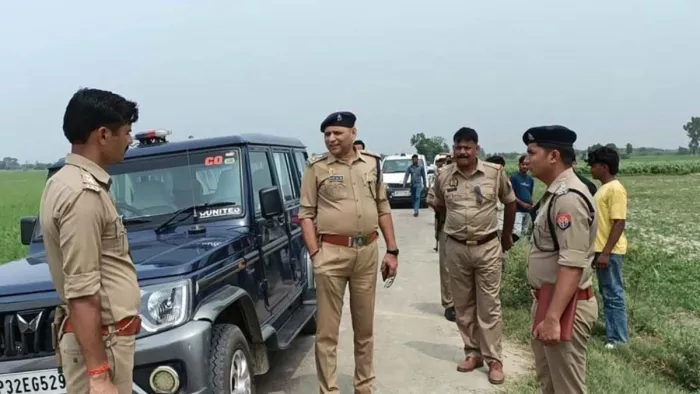 हत्याकांड के बाद जांच करने पहुंचे पुलिस अधिकारी।