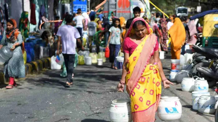 दिल्ली के कई क्षेत्रों में जल संकट बरकरार।