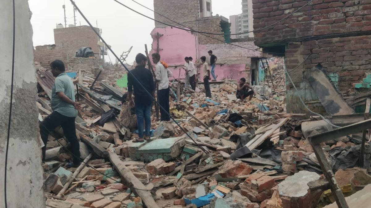 Bulldozer Action: दिल्ली में आशियानों पर जमकर गरजा बुलडोजर, आंखों के ...