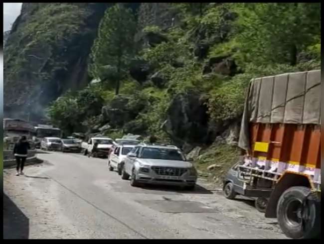 राष्ट्रीय उच्च मार्ग- 5 चौरा पहाड़ी से चट्टानों के खिसककर गिरने से मार्ग बंद हो गया है।