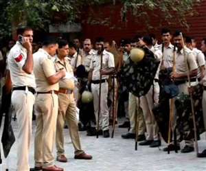 सिरसा में भाजपा नेताओं का पुतला फूंकते आंदोलनकारी किसान।