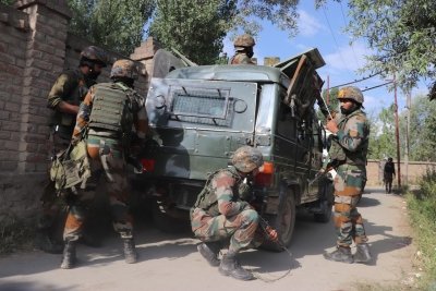 Srinagar Encounter: श्रीनगर मुठभेड़ में LeT के दो आतंकी ढेर, CRPF के 2 जवान  घायल, 9 दिनों में 16 मुठभेड़ 24 आतंकी मारे - Two unidentified terrorists  were killed during an encounter