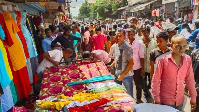 HAJIPUR: शहर की सड़कों से अतिक्रमण हटाने का अभियान शुरू, दुकानदारों में झड़प HAJIPUR: शहर की सड़कों से अतिक्रमण हटाने का अभियान शुरू, दुकानदारों में झड़प