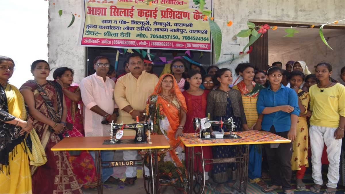 वाराणसी में सिलाई कढ़ाई के माध्यम से महिलाएं बन रही हैं आत्मनिर्भर
