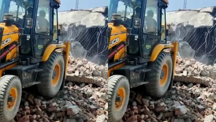 Bulldozers Action on Madrassa : ग्राम समाज की भूमि में बना था मदरसा, जुमे की नमाज को लेकर था विवाद।