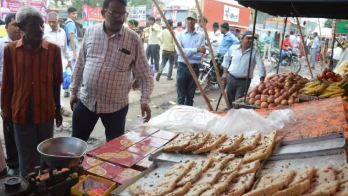Ghevar Sweets सावन के महीने में घेवर की बिक्री होती है। Jagran