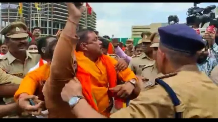 Lulu Mall Lucknow: धार्मिक नारेबाजी करते हुए पहुंचे थे कई हिंदू वादी संगठन के पदाधिकारी और कार्यकर्ता