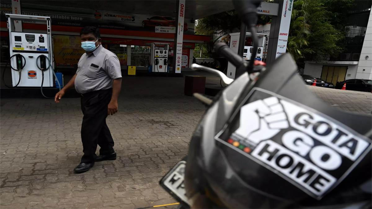 https://www.jagranimages.com/images/newimg/16072022/16_07_2022-sri_lanka_petrol_price_hike_22896365.jpg