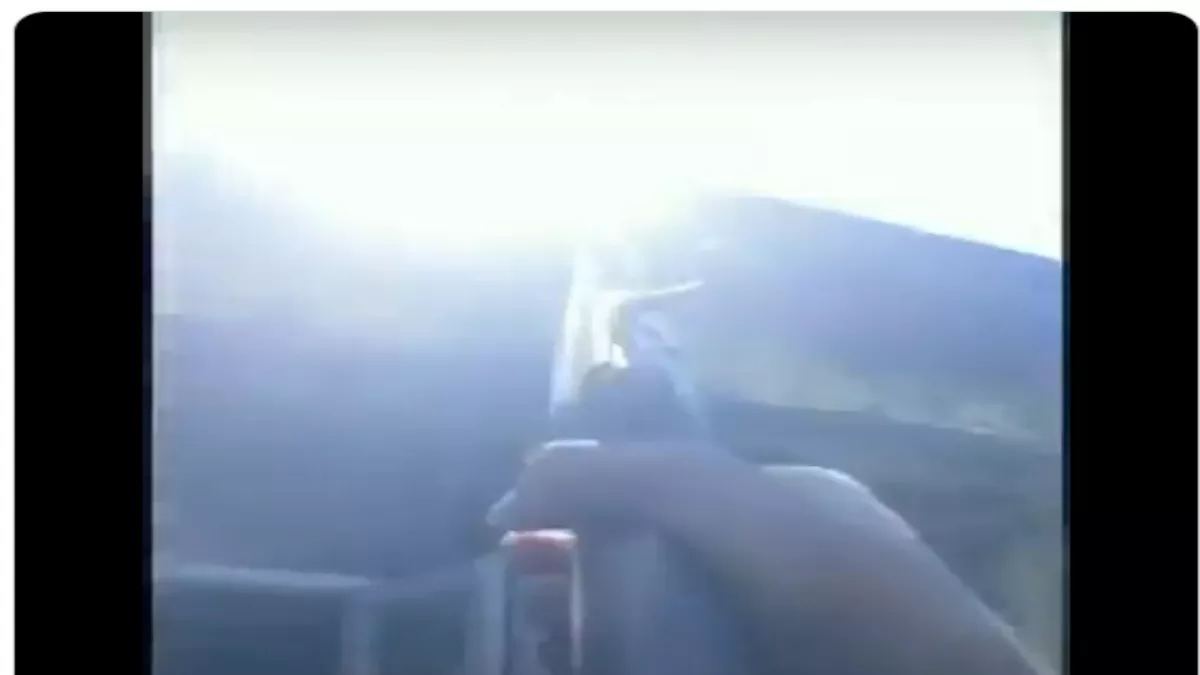 Viral Video: गर्मी से निजात पाने के लिए शख्स ने सूरज पर चला दी गोली, वीडियो हो रहा वायरल