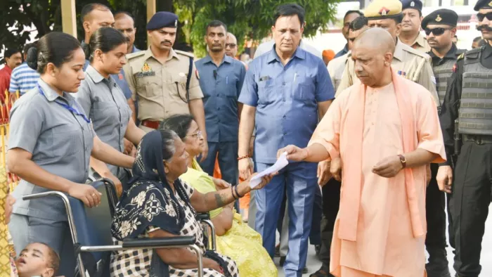 जनता दर्शन में मुख्यमंत्री ने सुनीं 400 लोगों की समस्याएं। सौ. मंदिर प्रशासन