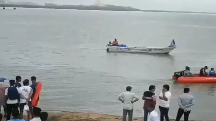 मुंबई के मार्वी बीच पर पांच लड़के डूबे, दो को बचाया गया
