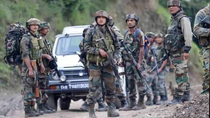 जम्मू में तलाशी अभियान के लिए तैयार होते जवान (जागरण फाइल फोटो)