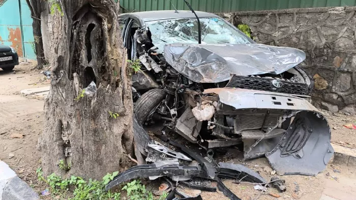 Delhi Accident: महरौली-बदरपुर रोड पर कार पेड़ से टकराई।