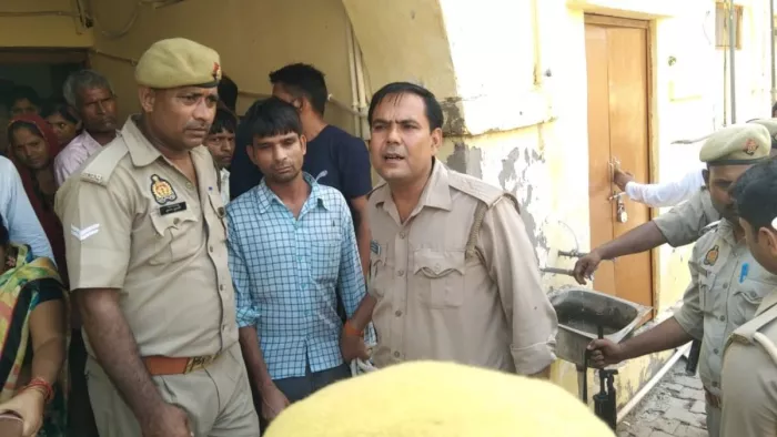 सत्संग हादसे के आरोपितों को न्यायालय में पेशी के बाद जेल लेकर जाती पुलिस। जागरण