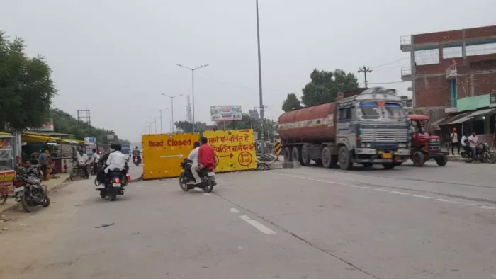 जौनपुर के जलालपुर के पास हाईवे पर किया गया डायवर्जन। जागरण