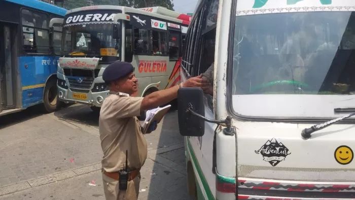Himachal Pradesh News: बस का चालान करता पुलिसकर्मी (जागरण फोटो)