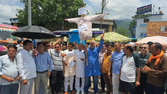 दिल्ली में केदारनाथ प्रतिकृति के विरोध में परिवहन कारोबारियों ने प्रदेश सरकार का फूंका पुतला