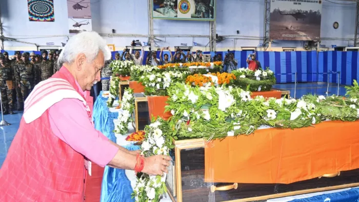डोडा में बलिदान हुए जवानों को एलजी सिन्हा ने दी श्रद्धांजलि।