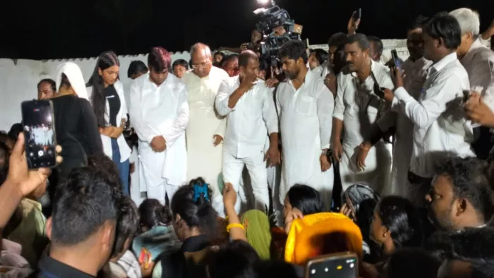 पिता के अंतिम संस्कार में मुकेश सहनी मौजूद। फोटो- जागरण