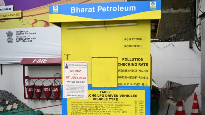 खड़क सिंह मार्ग स्थित पेट्रोल पंप पर हड़ताल के दौरान बंद प्रदूषण जांच काउंटर।