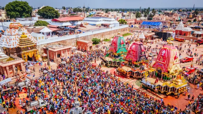जगन्नाथ मंदिर के सामने लगे तीनों रथ