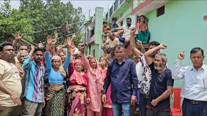बिलोगी गांव में आपनी मांगों को लेकर प्रदर्शन करते ग्रामीण। जागरण