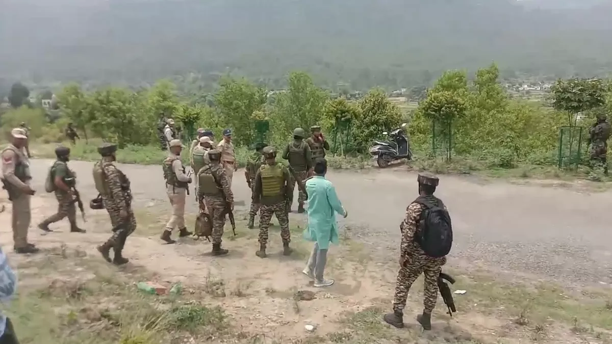 Rajouri News: डोडा के बाद एलओसी पर दिखे तीन संदिग्ध, सुरक्षा बलों ने बड़े पैमाने पर चलाया तलाशी अभियान