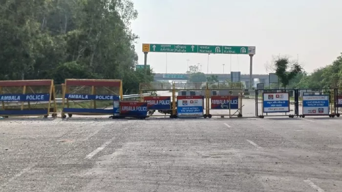 शंभू बॉर्डर से पहले अंबाला सीमा में लगाए गए बैरिकेड्स (जागरण फोटो)