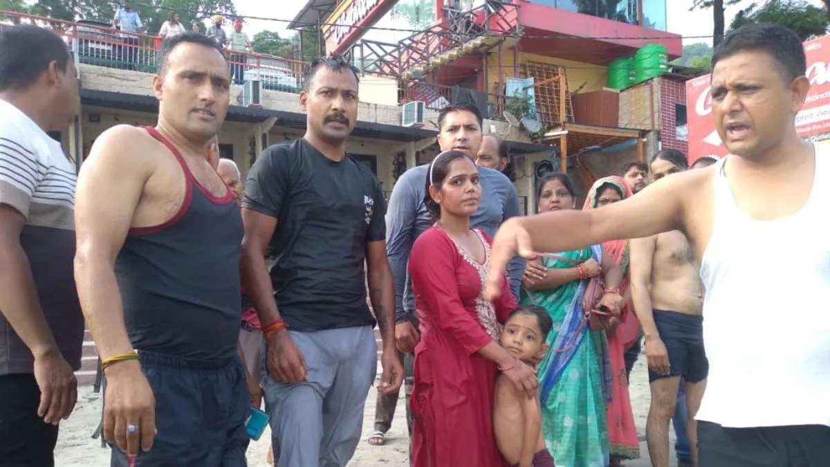 Rishikesh News: बेटे को बचाने गंगा में कूदी मां, जल पुलिस ने दोनों को बचाया