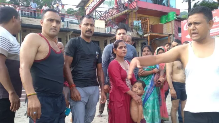मुनिकीरेती नाव घाट पर रेस्क्यू कर बचाए गए मां व बेटा। साभार पुलिस