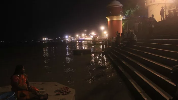 लगातार गंगा का जलस्तर बढने के साथ भदैनी घाट से जाने वाली घाटों की संपर्क टूटा । जागरण