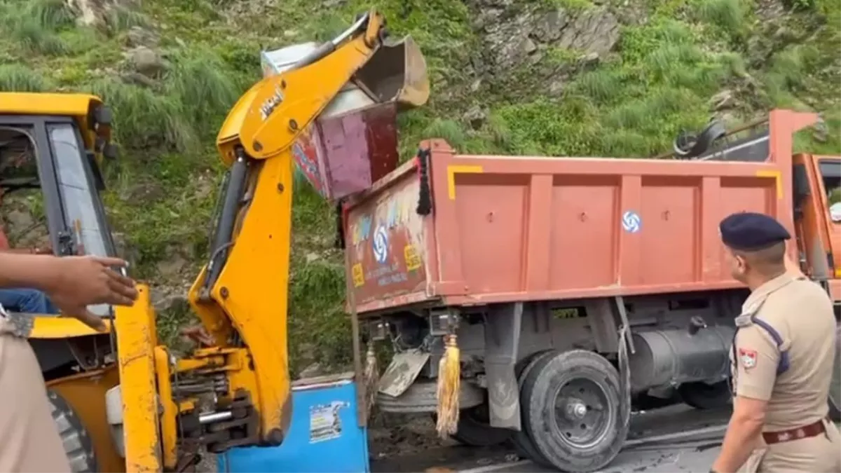 Bulldozer Action: नैनीताल में अतिक्रमण पर चला बुलडोजर, चेतावनी के बाद भी नहीं माने तो ध्वस्त की दुकानें
