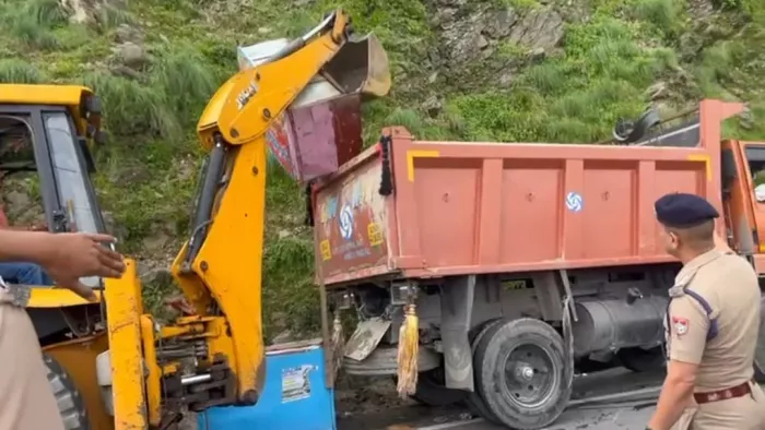 भूमियांधार क्षेत्र में सड़क किनारे अतिक्रमण पर चला बुलडोजर।