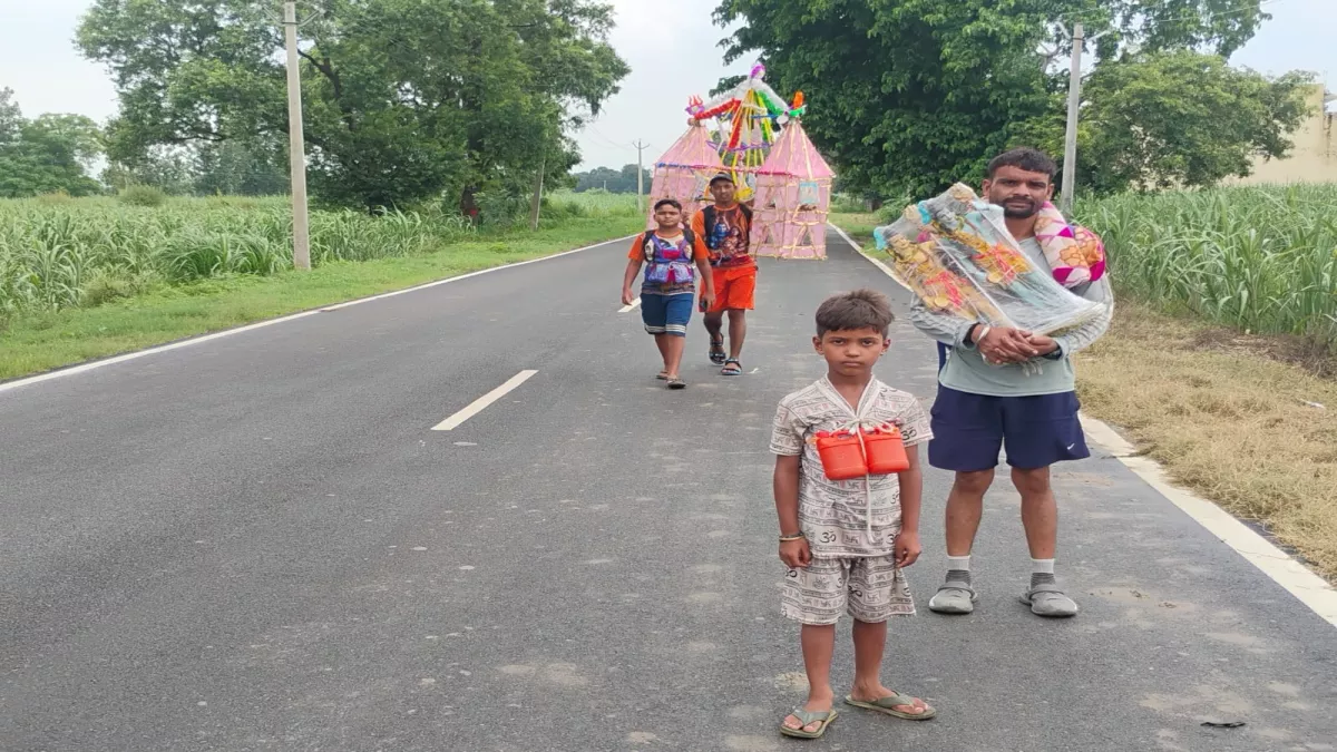 Bijnor News : दादा के स्वस्थ होने की कामना लेकर बुलंदशहर का आठ साल का प्रतीक ला रहा कांवड़