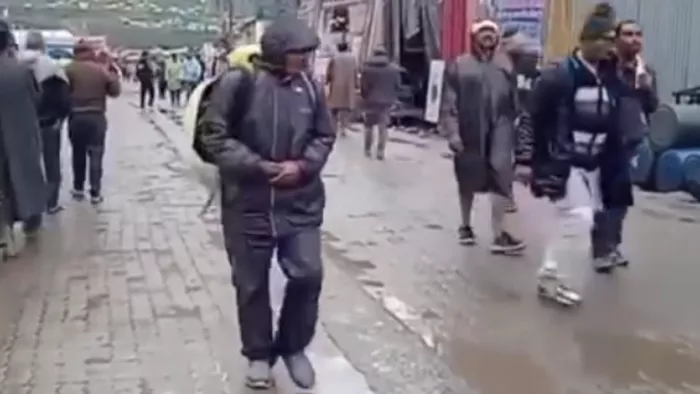 मौसम में सुधार होते ही यात्रा फिर से शुरू की जाएगी।
