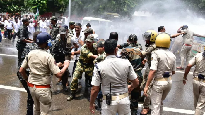 बैरिकेड तोड़कर लोकसेवा भवन की तरफ बढ़ते बीजद नेता। (एएनआई)