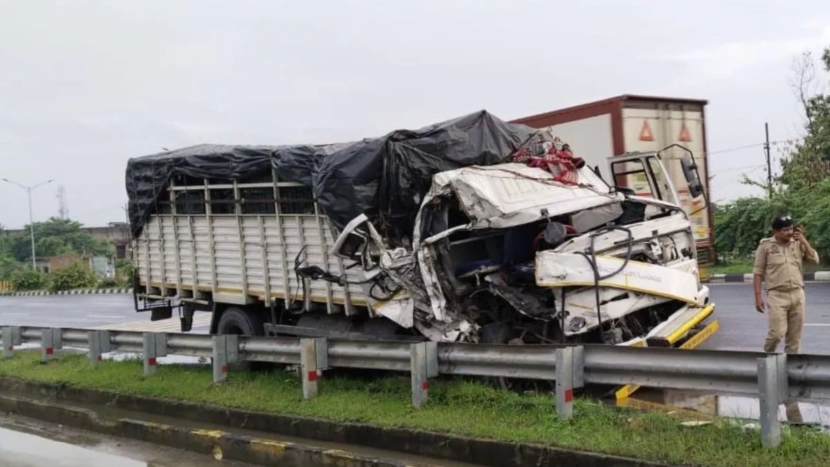 Bhadohi Accident: कंटेनर में भिड़ा आम लदा मिनी ट्रक, ड्राइवर की मौत; खलासी समेत दो घायल