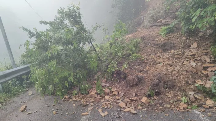 मसूरी के लक्ष्मणपुरी के समीप एनएच 707ए पर भूस्खलन से सड़क पर आया मलवा।