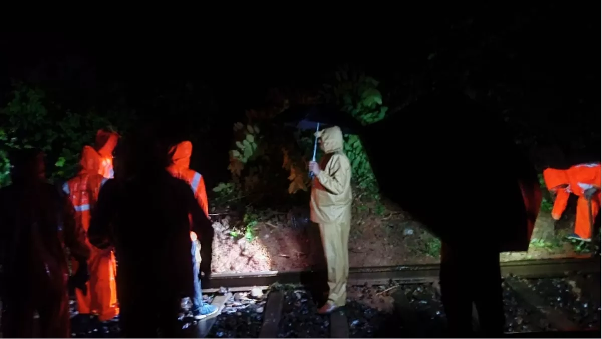 गया-कोडरमा रेल रूट पर तेज बारिश से चट्टान खिसकी, डाउन लाइन पर 4 घंटे रुकी रहीं ट्रेनें