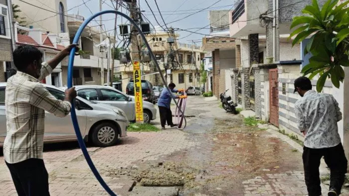 नए प्रोजेक्ट से सुधार की उम्मीद है, पर लोगों में आक्रोश है।