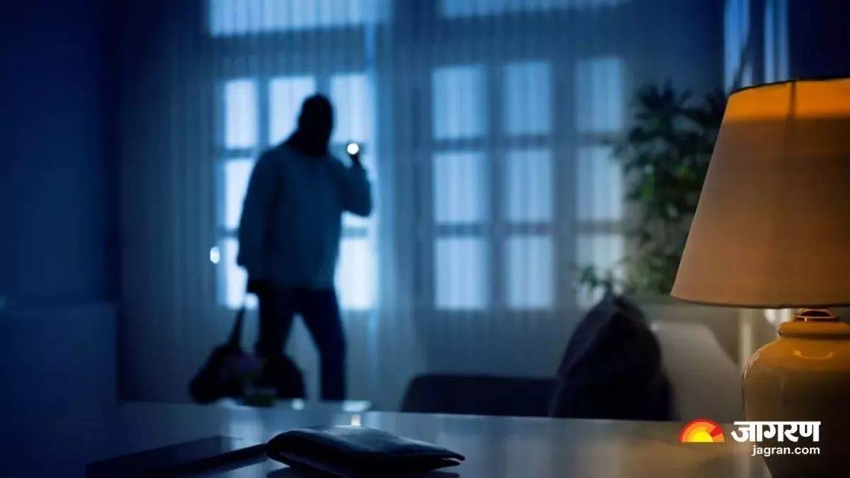 retired teacher couple robbed of 10 lakh in sahana colony