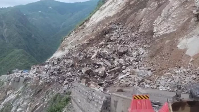 सिरमौर के पांवटा साहिब शिलाई गुम्मा हाईवे पर हुआ भूस्खलन।