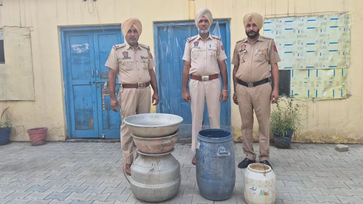 मोगा में नशे के खिलाफ पुलिस की बड़ी कार्रवाई, अवैध शराब व नशा तस्करी के आरोप में एक महिला समेत चार काबू