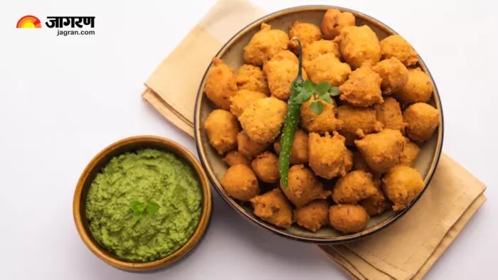 मूंग दाल के पकौड़े बनाने के लिए फॉलो करें ये आसान रेसिपी (Image Source: Freepik)