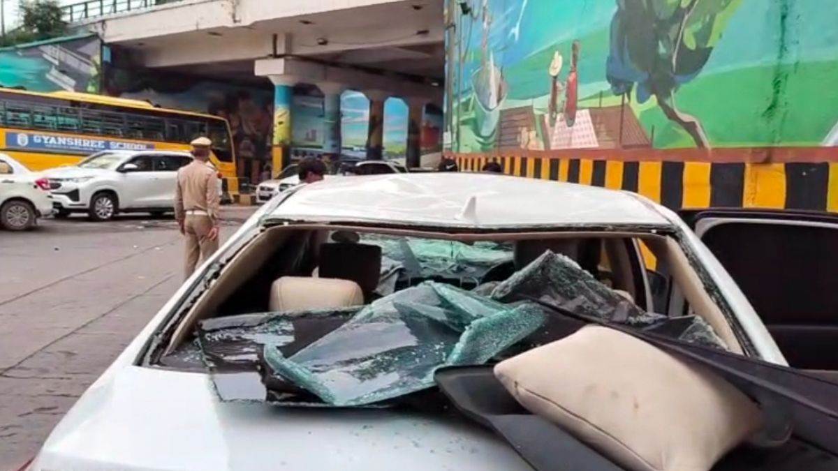 https://www.jagranimages.com/images/newimg/16072025/16_07_2025-noida_car_fell_from_expressway_23986081.jpg