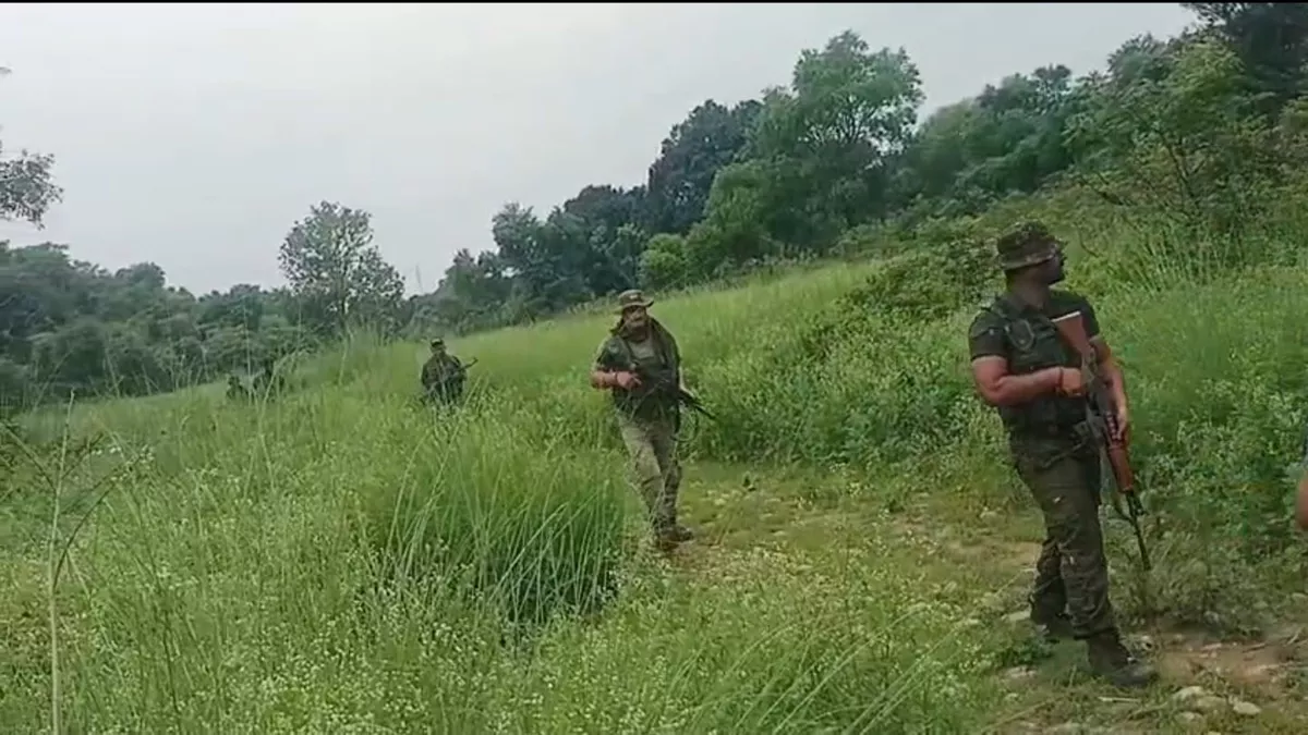 सांबा के डगोड़ गांव में सुरक्षाबलों ने चलाया तलाशी अभियान, दो संदिग्ध देखे जाने की सूचना