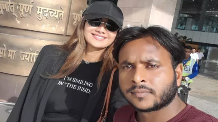 देहरादून हवाई अड्डे पर अभिनेत्री शिल्पा शेट्टी के साथ सेल्फी लेता प्रशंसक साभार विवेक