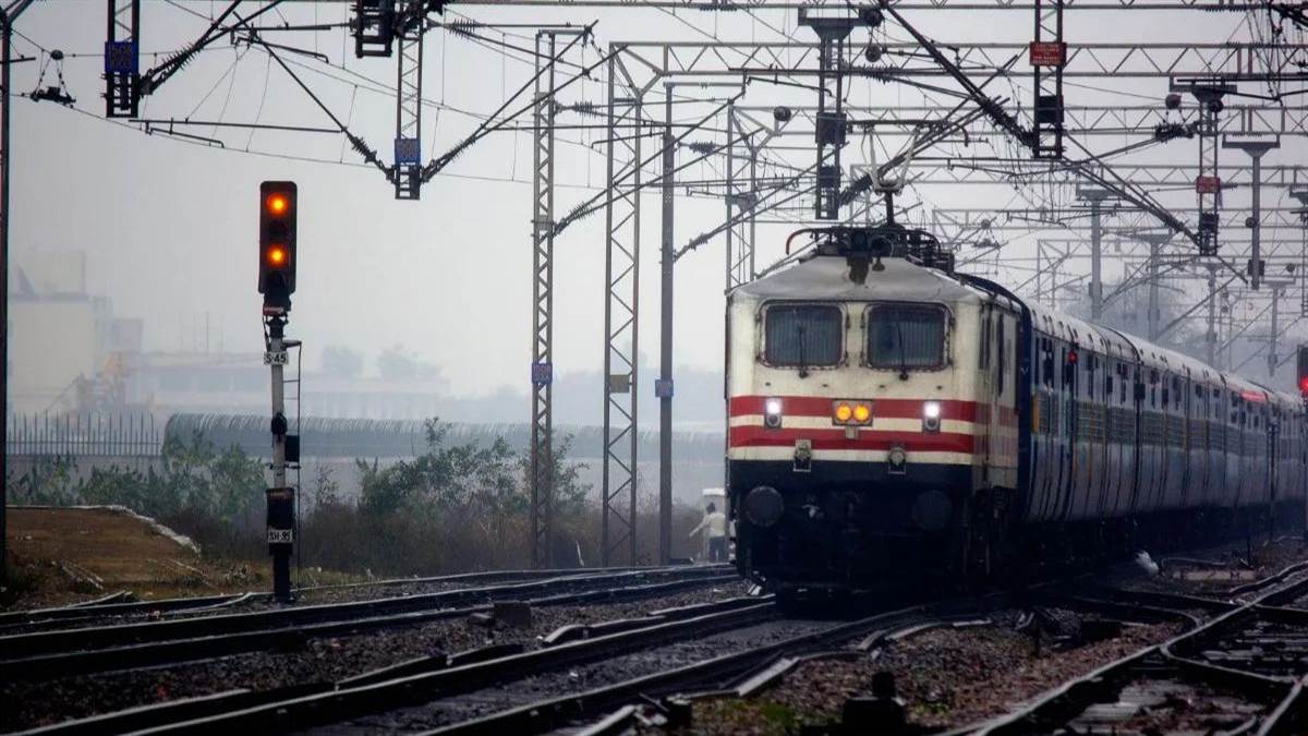 https://www.jagranimages.com/images/newimg/16072025/16_07_2025-train_23985316.jpg