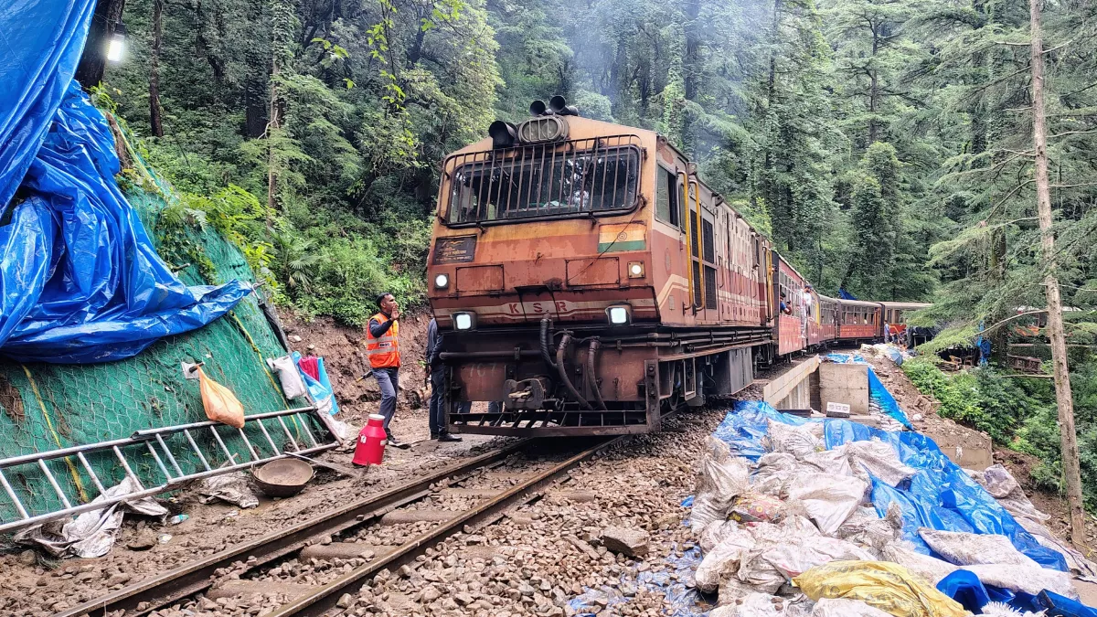 यात्रियों के लिए अच्छी खबर! शिमला रेलवे स्टेशन पर ट्रेनों का फिर से चलना शुरू, पांच दिन से बंद थी सर्विस