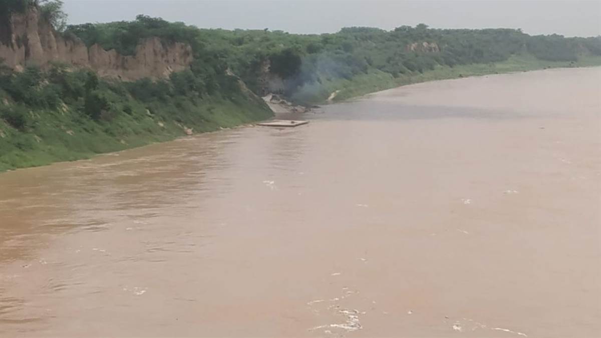 https://www.jagranimages.com/images/newimg/16072025/16_07_2025-yamuna_flood_23986012.jpg